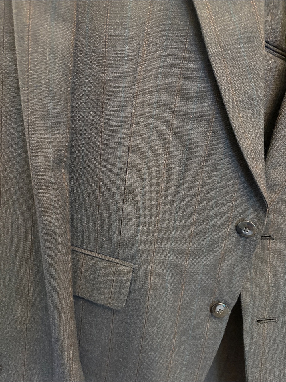 Classic Men's Dark Gray Two-Piece striped Suit - Style 40R x 34” pants - Picture 3 of 15